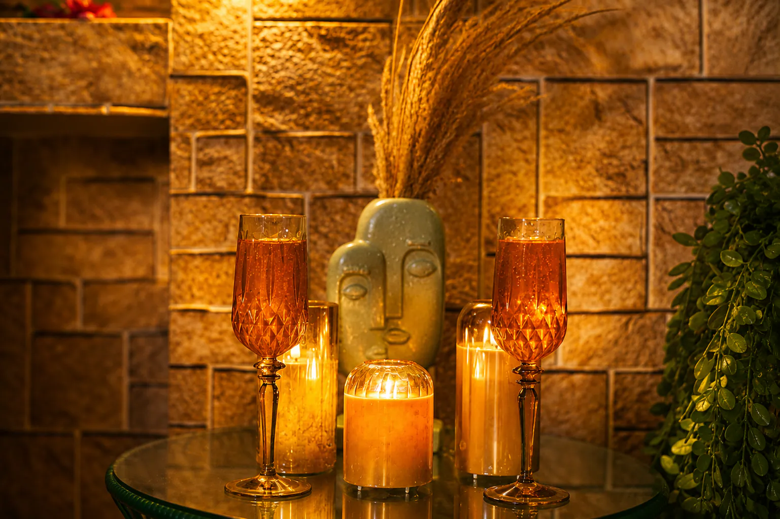 Brindis y ambientación con velas para una celebración en Makai