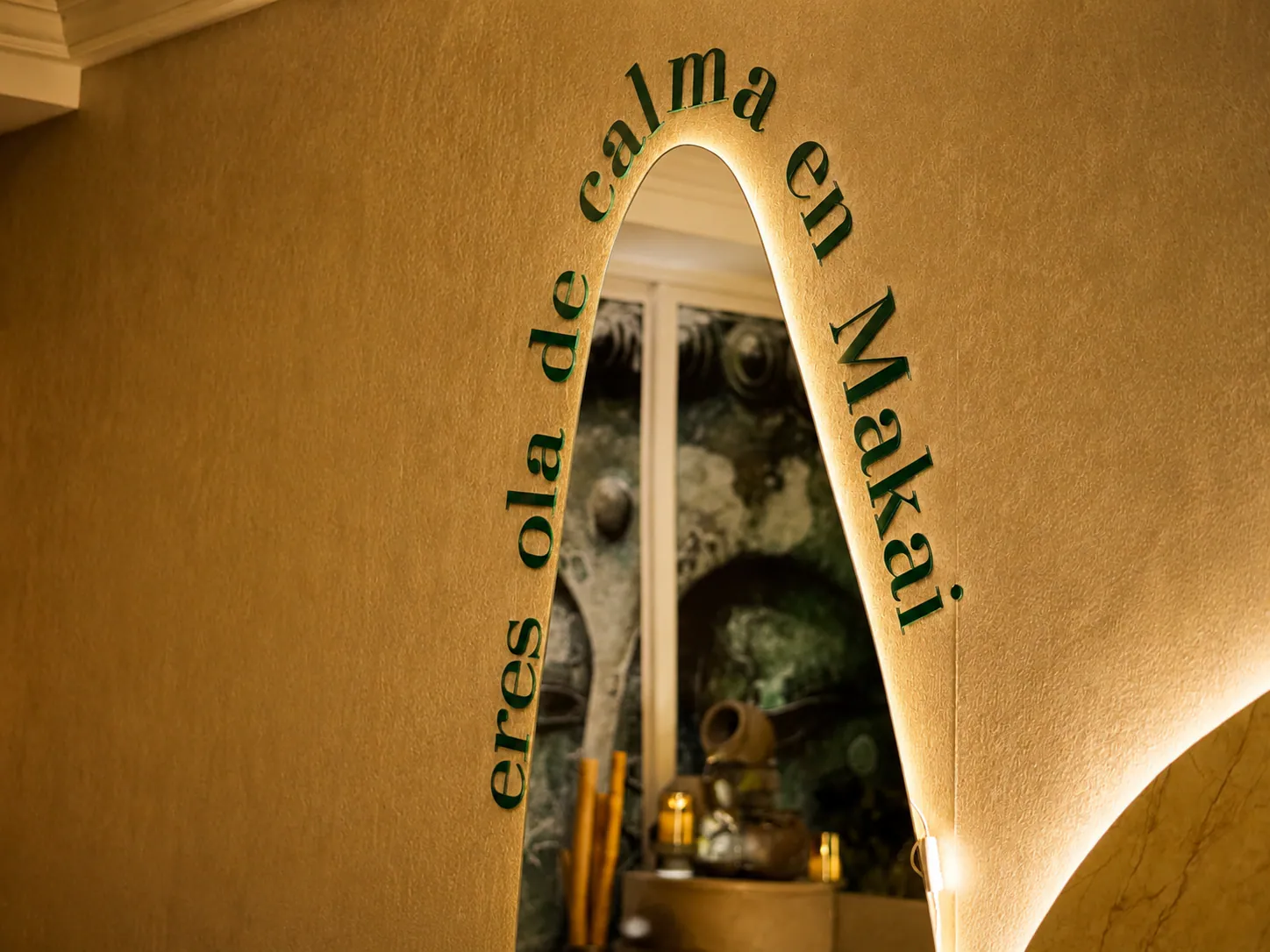 Entrada iluminada a una de las salas de bienestar de Makai