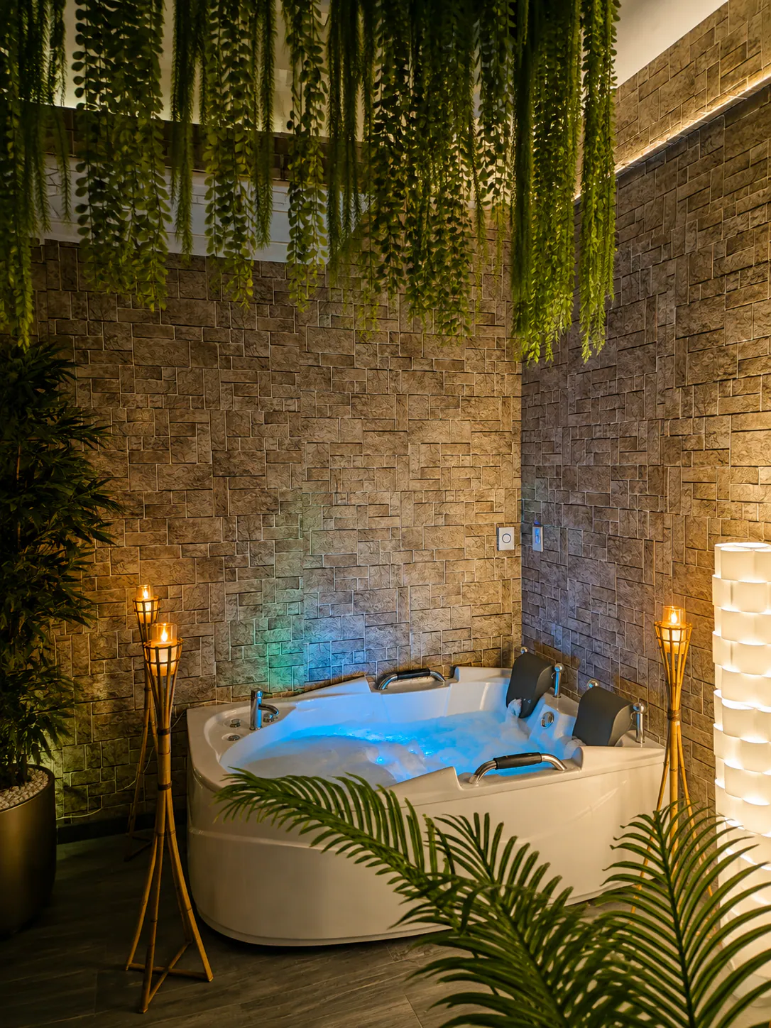 Jacuzzi para parejas rodeado de vegetación en Makai Spa