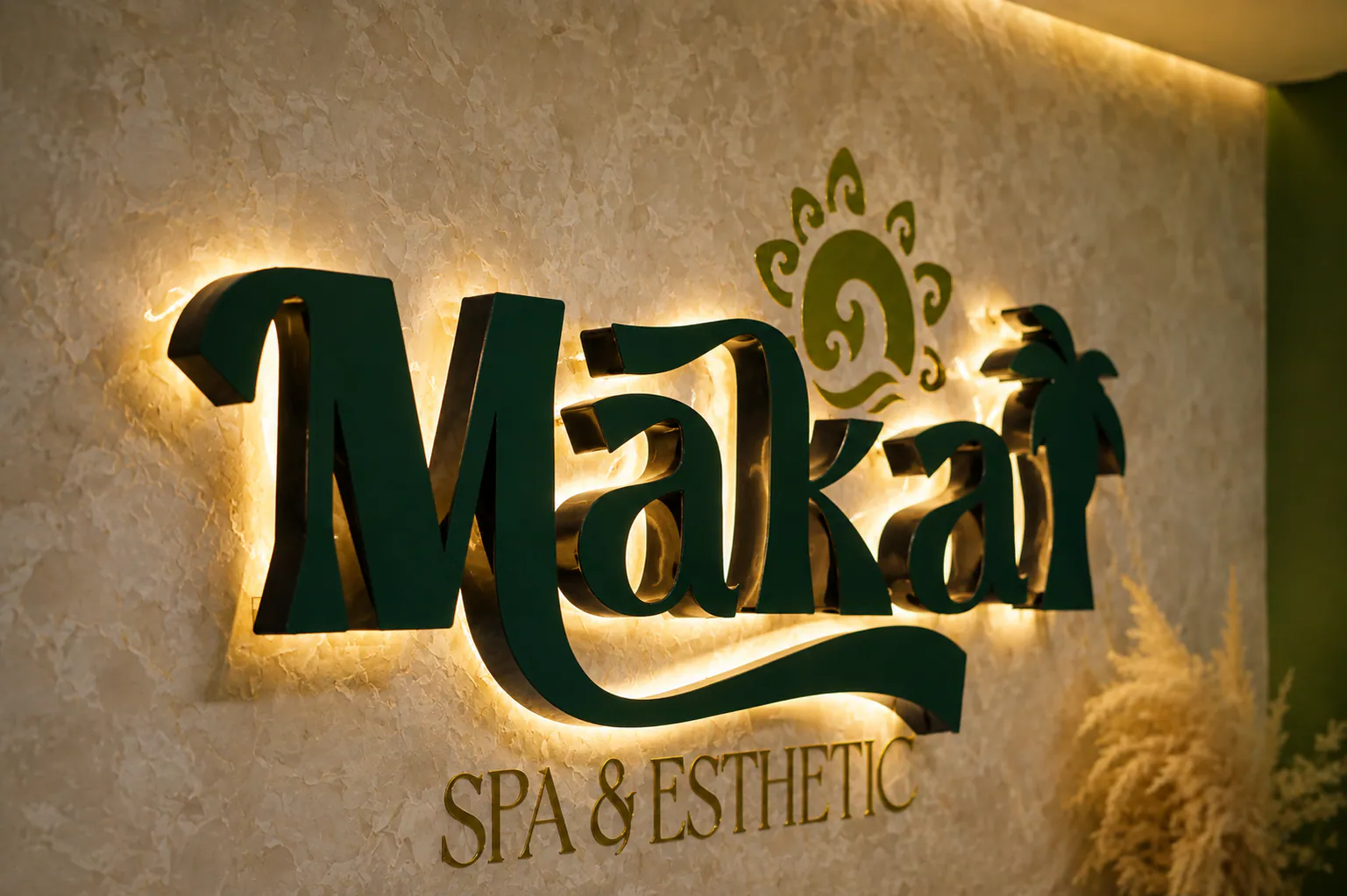 Logo iluminado de Makai Spa & Esthetic en la recepción