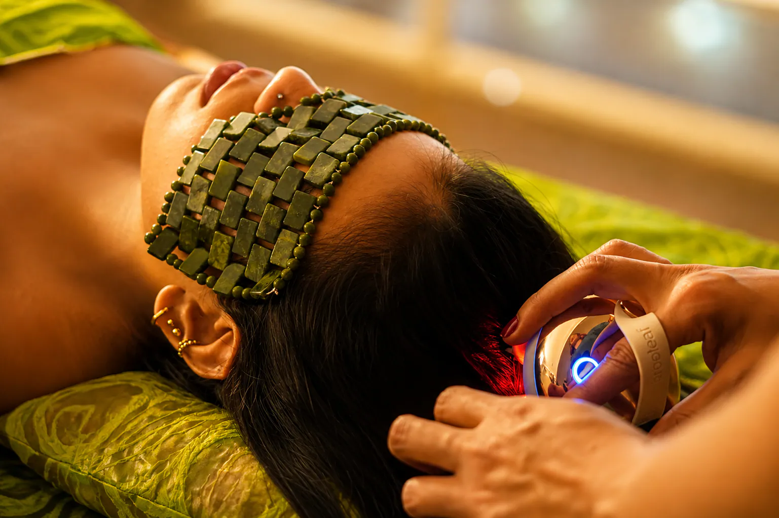 Aplicación de tecnología de bienestar capilar en Makai Spa